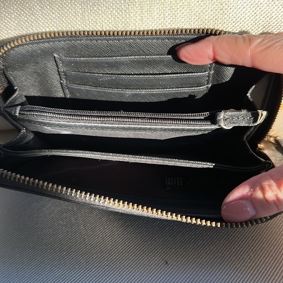 Fossil beautiful soft leather wristlet - Picture 5 of 7